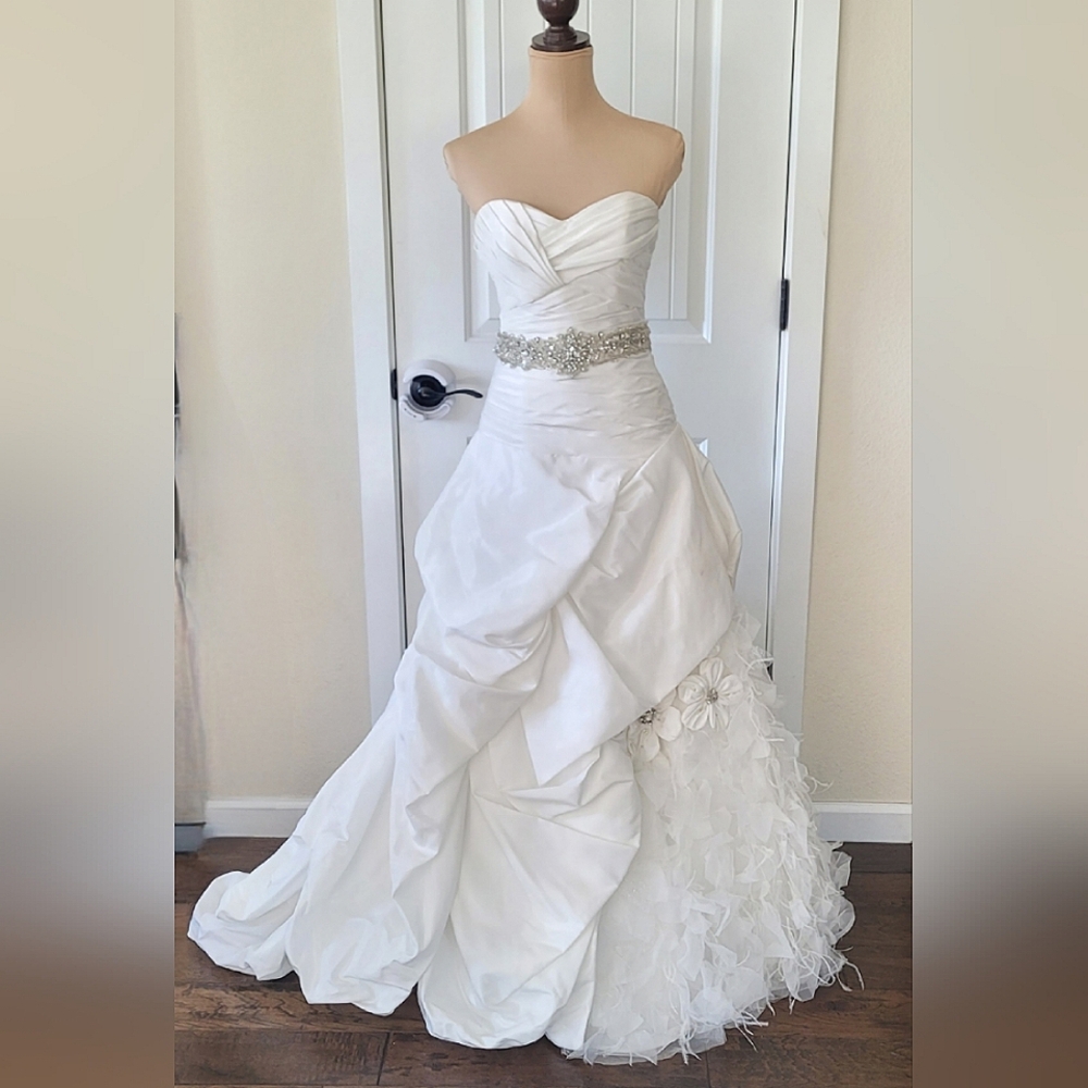 Elegant White Strapless Wedding Dress